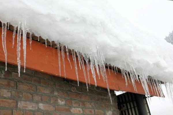 Свес снега на крыше
