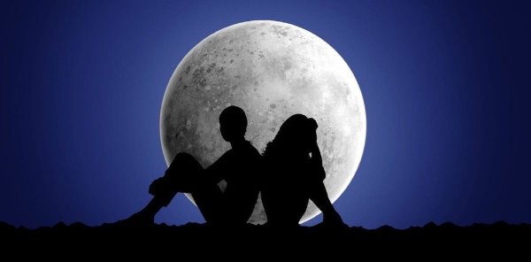 Мальчик и девочка под луной