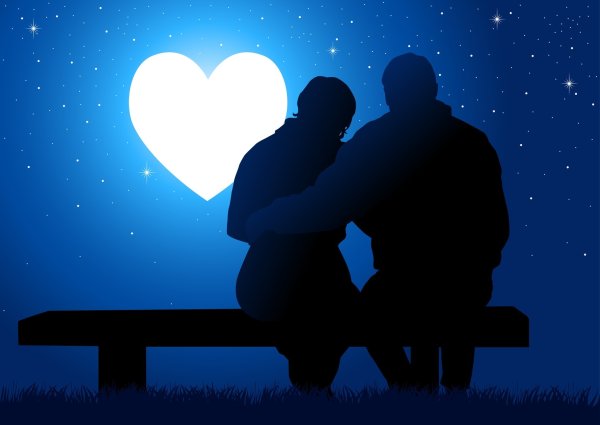 Силуэт пары на скамейке