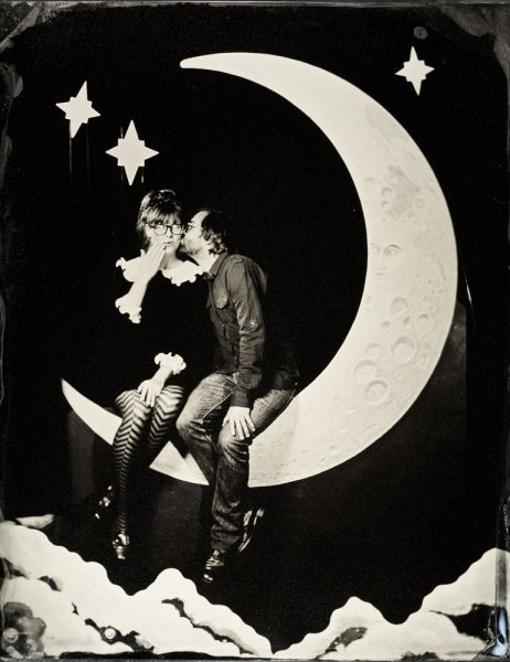 Рисунок двое сидят на Луне