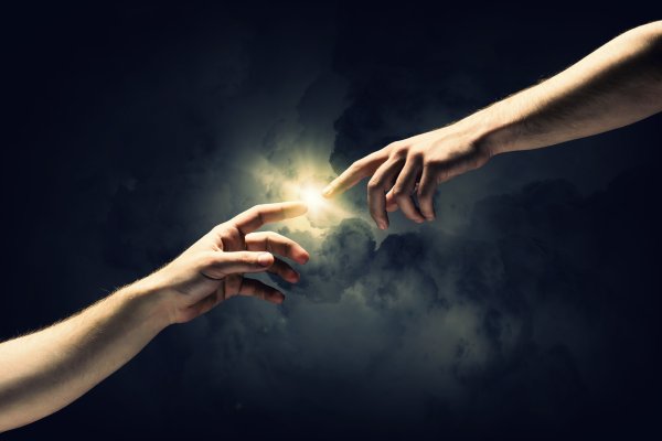 Рука тянется к другой руке