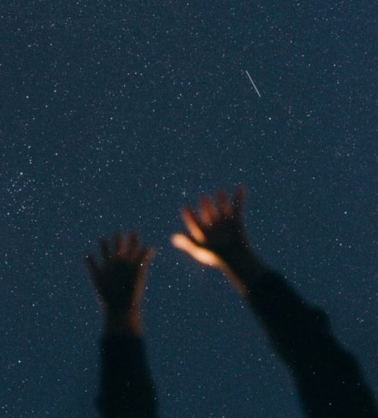 Звездное небо и рука