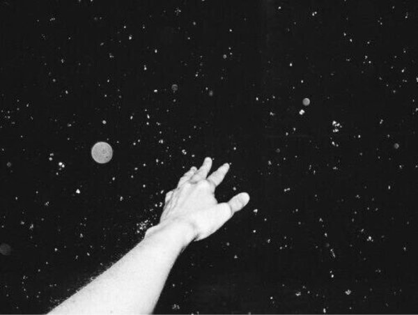 Звездное небо и рука