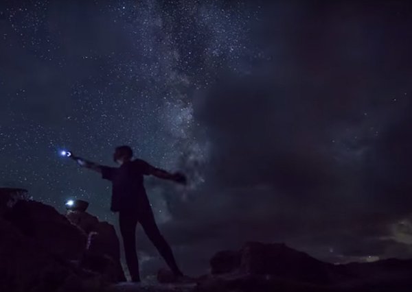 Парень тянется к звездам