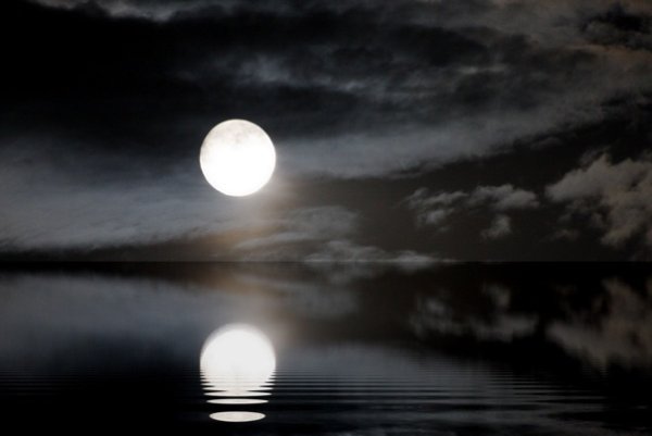 Лунное отражение в воде
