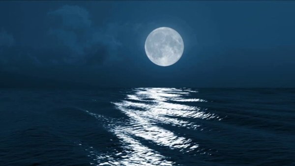Отражение Луны в воде