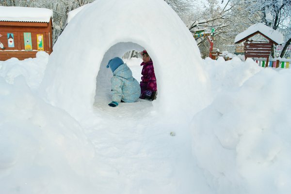 Домик из снега