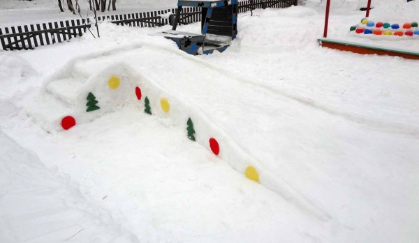 Снежная горка в детском саду