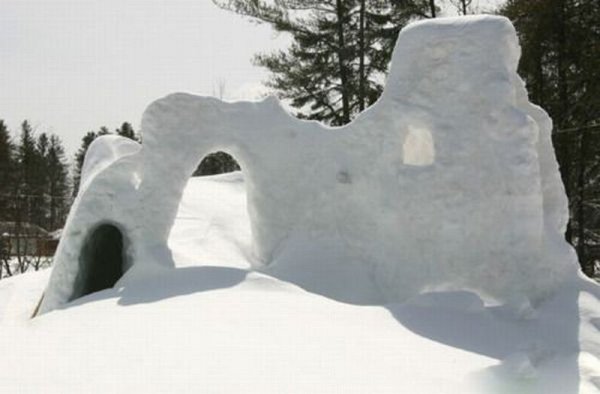Зимняя крепость из снега