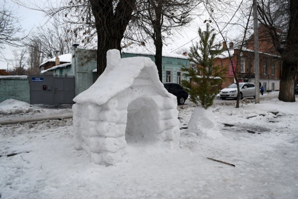 Ледяная избушка из снега