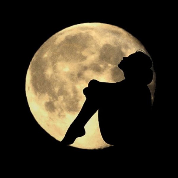 Девушка на фоне Луны