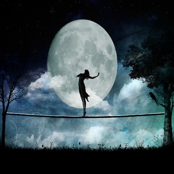 Девушка на фоне Луны