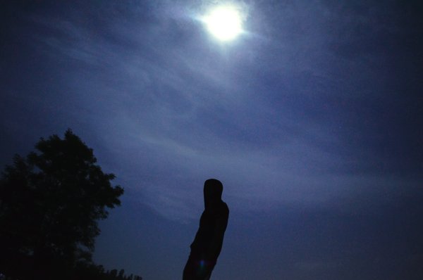 Парень один в темноте