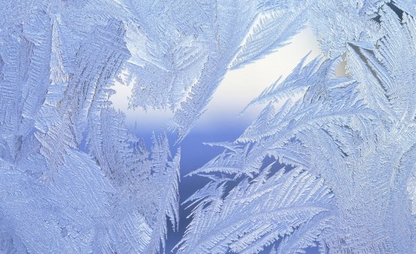 Зимние узоры на стекле
