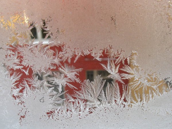 Морозные узоры на окне