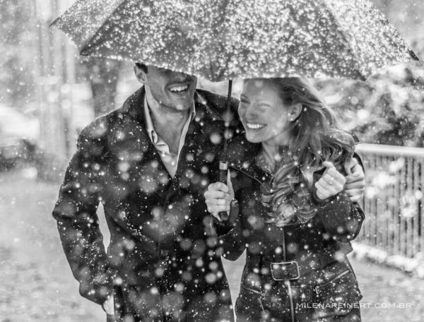 Пара танцует когда идет снег