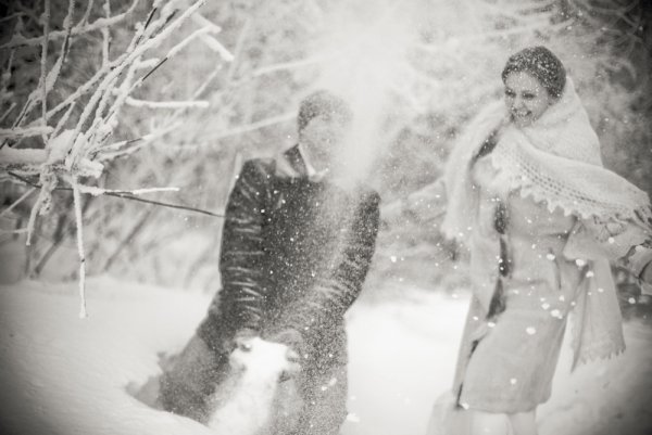 Парень и девушка в метель