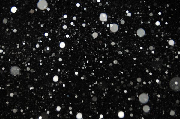 Снег на черном фоне