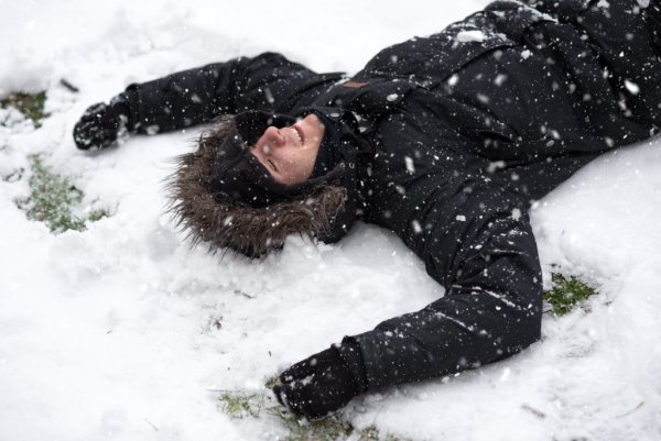 Человек под снегом