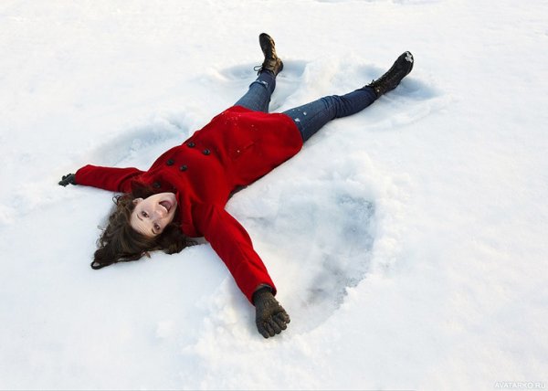 Валяться в снегу