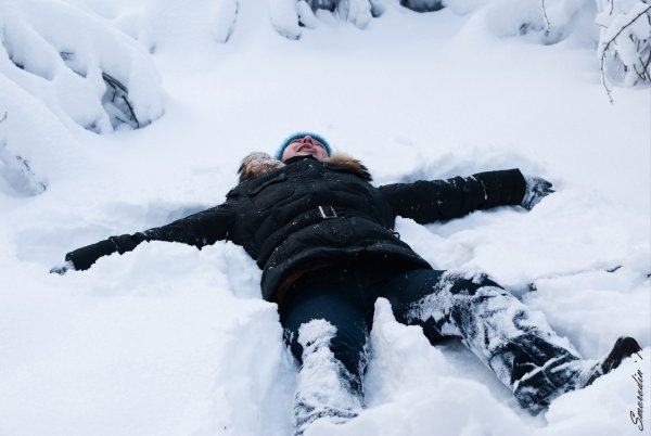 Валяться в снегу