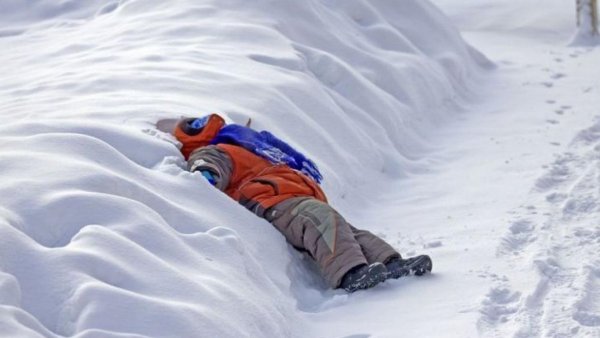Валяться в снегу