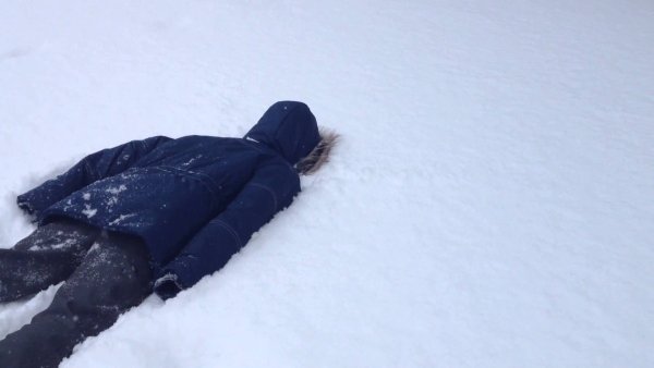 Валяться в снегу