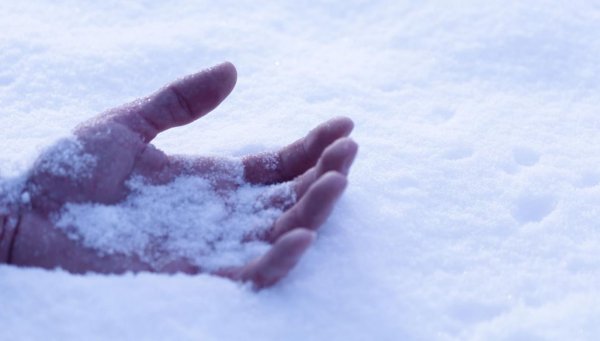 Замерзшие руки от холода