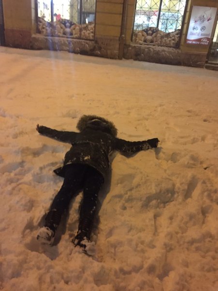 Девочка в сугробе