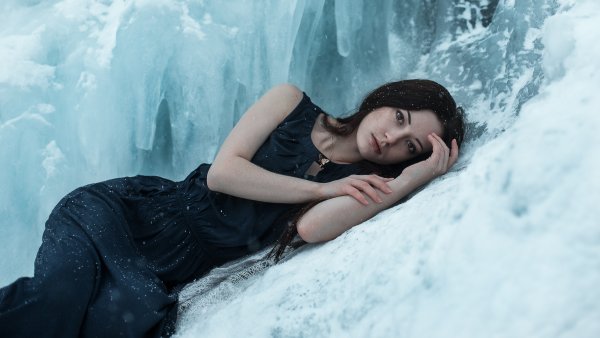 Девушка в снегу