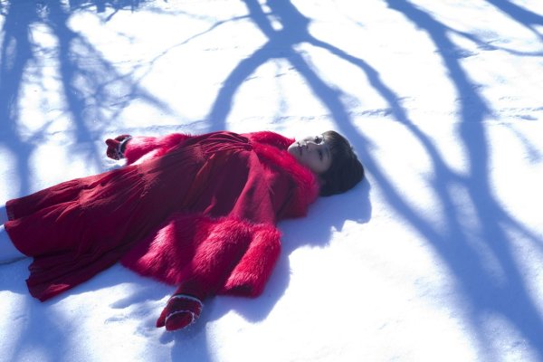 Девочка лежит на снегу