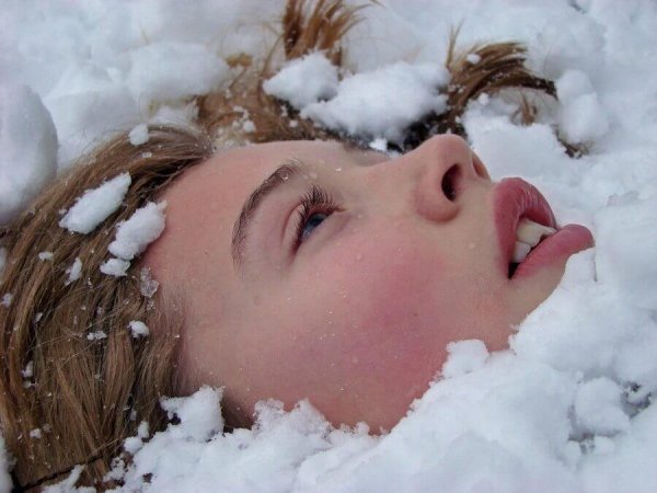 Замерзшая девушка