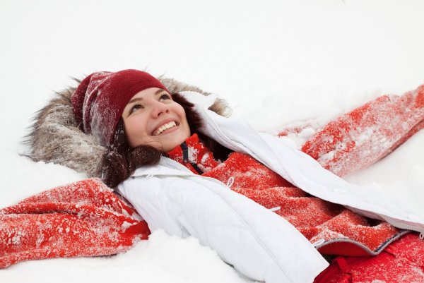 Девушка лежит на снегу