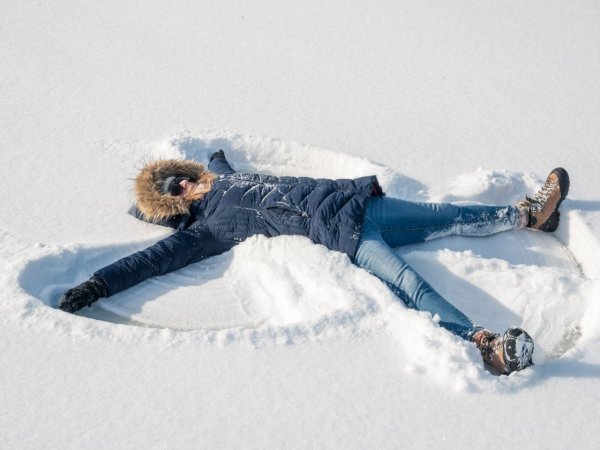 Лежит на снегу ангел