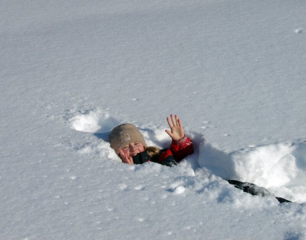 Мальчик в сугробе