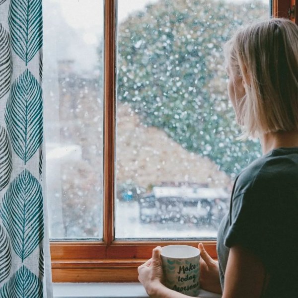 Девочка у окна зимой