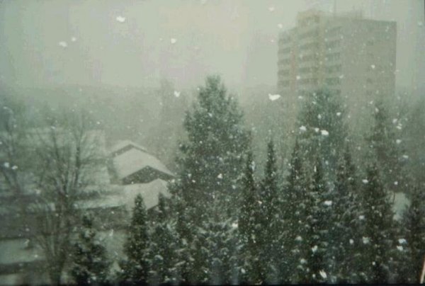 Снег за окном город