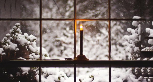 Снег за окном