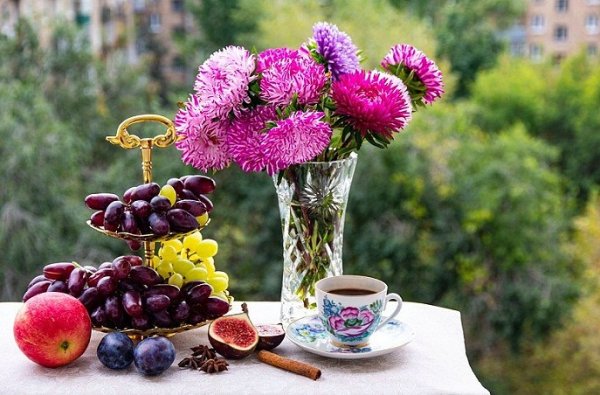 Чашка кофе и астры