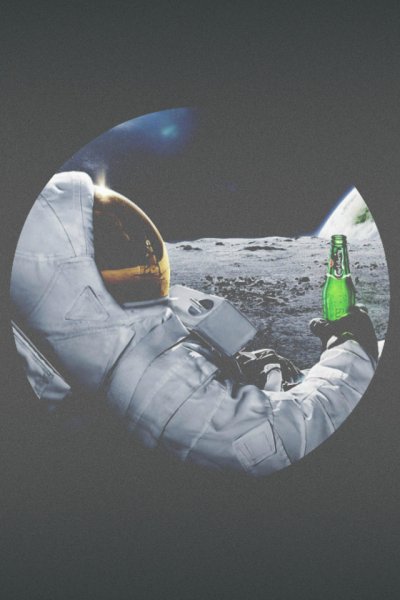 Космонавт с пивом на Луне