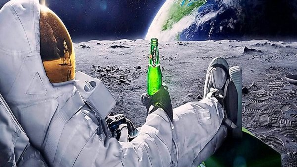 Космонавт с пивом на Луне