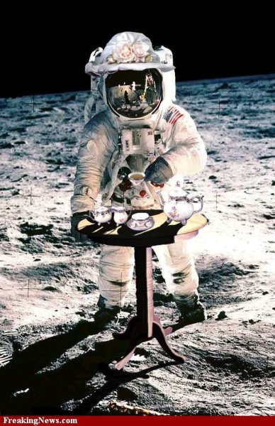 Космонавт с кофе