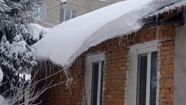 Снег на крыше