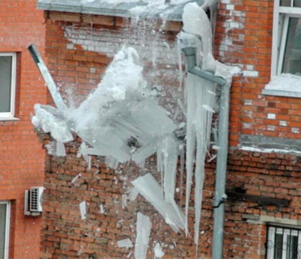 Сосулька падает с крыши