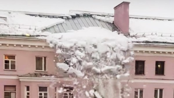 Снег на крыше в городе опасность