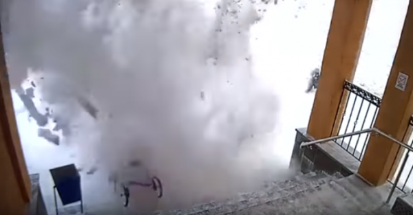 Снег с крыши упал на человека