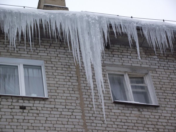 Сосульки на кровля зданий