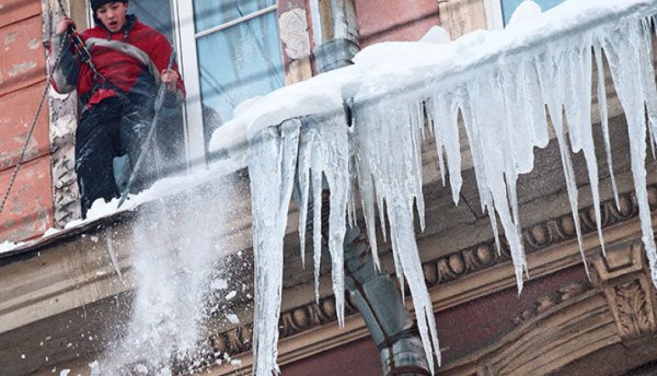Сосулька падает