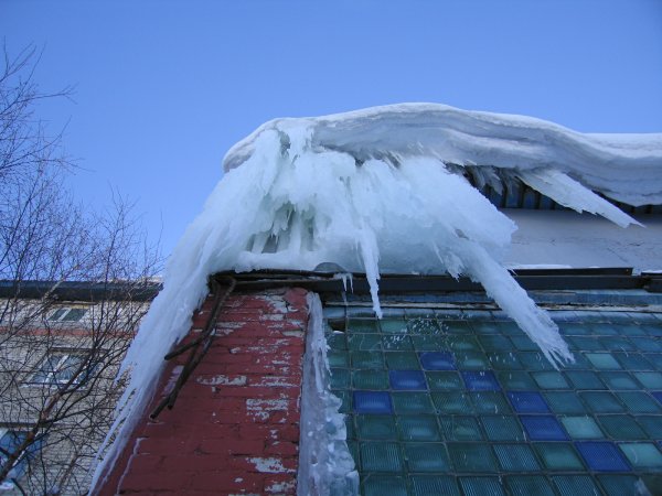 Глыба льда на крыше