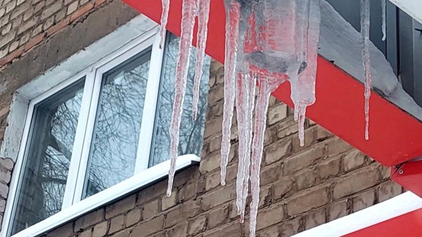 Сход снега с крыши